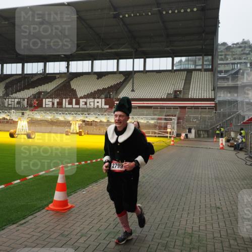 07.12.2025 - St. Pauli X-Mass-Run No. 15 Fabian Wolf http://msf.ph/oto/9393798 07.12.2025 10:20:52 Ziel 392, 1016, 1076, 1466, 2799, 4517 meine-sportfotos.de