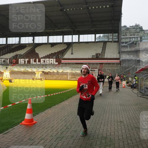 07.12.2025 - St. Pauli X-Mass-Run No. 15 Fabian Wolf http://msf.ph/oto/9393814 07.12.2025 10:21:07 Ziel 1386, 1407, 1898, 1900, 2565, 3984, 4338 meine-sportfotos.de