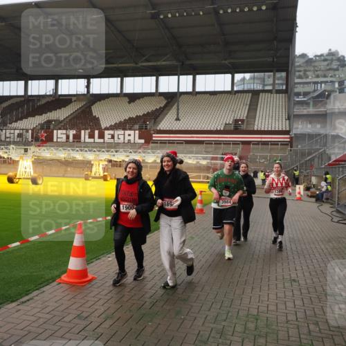 07.12.2025 - St. Pauli X-Mass-Run No. 15 Fabian Wolf http://msf.ph/oto/9393821 07.12.2025 10:21:10 Ziel 1386, 1407, 1898, 1900, 2565, 3984, 4338 meine-sportfotos.de