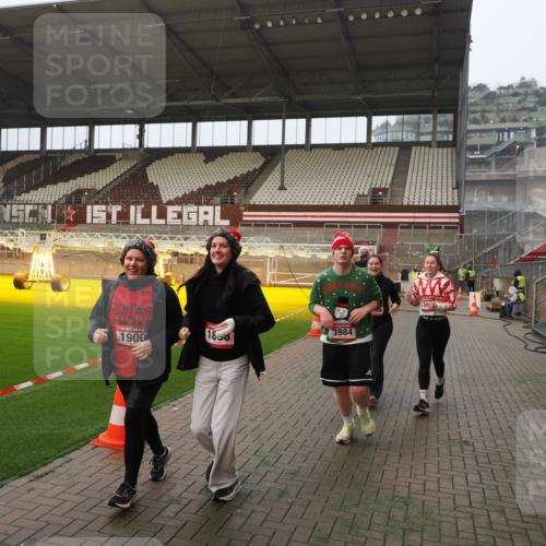 07.12.2025 - St. Pauli X-Mass-Run No. 15 Fabian Wolf http://msf.ph/oto/9393823 07.12.2025 10:21:10 Ziel 1386, 1407, 1898, 1900, 2565, 3984, 4338 meine-sportfotos.de