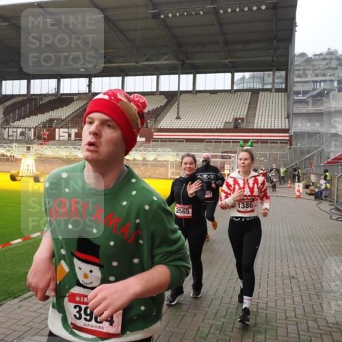 07.12.2025 - St. Pauli X-Mass-Run No. 15 Fabian Wolf http://msf.ph/oto/9393828 07.12.2025 10:21:11 Ziel 1386, 1407, 1898, 1900, 2173, 2565, 3984, 4338 meine-sportfotos.de