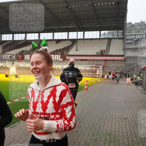 07.12.2025 - St. Pauli X-Mass-Run No. 15 Fabian Wolf http://msf.ph/oto/9393833 07.12.2025 10:21:12 Ziel 1386, 1407, 1898, 1900, 2173, 2565, 3849, 3984, 4338 meine-sportfotos.de