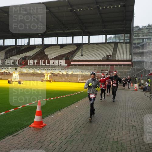 07.12.2025 - St. Pauli X-Mass-Run No. 15 Fabian Wolf http://msf.ph/oto/9393842 07.12.2025 10:21:18 Ziel 1326, 1386, 1407, 1898, 1900, 2173, 2565, 3062, 3384, 3540, 3541, 3848, 3849, 3984, 4117, 4338 meine-sportfotos.de