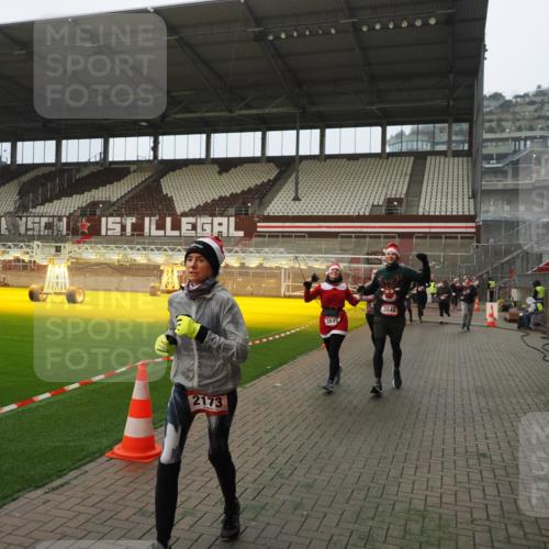 07.12.2025 - St. Pauli X-Mass-Run No. 15 Fabian Wolf http://msf.ph/oto/9393847 07.12.2025 10:21:19 Ziel 1326, 1386, 1407, 1898, 1900, 2173, 2565, 3062, 3384, 3540, 3541, 3848, 3849, 3984, 4117, 4338 meine-sportfotos.de