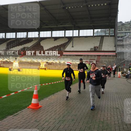 07.12.2025 - St. Pauli X-Mass-Run No. 15 Fabian Wolf http://msf.ph/oto/9393862 07.12.2025 10:21:23 Ziel 149, 270, 1326, 1386, 1407, 2173, 2565, 3062, 3091, 3384, 3540, 3541, 3848, 3849, 3984, 3988, 4117, 4338 meine-sportfotos.de