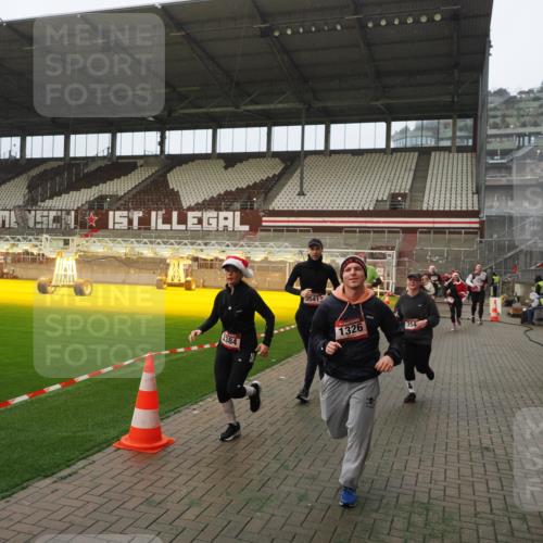 07.12.2025 - St. Pauli X-Mass-Run No. 15 Fabian Wolf http://msf.ph/oto/9393864 07.12.2025 10:21:24 Ziel 149, 270, 1326, 1407, 2173, 2927, 3062, 3091, 3384, 3540, 3541, 3848, 3849, 3984, 3988, 4117, 4338 meine-sportfotos.de