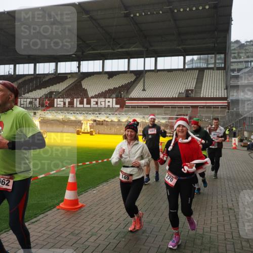 07.12.2025 - St. Pauli X-Mass-Run No. 15 Fabian Wolf http://msf.ph/oto/9393880 07.12.2025 10:21:28 Ziel 149, 270, 1326, 2173, 2927, 2997, 3062, 3091, 3384, 3540, 3541, 3848, 3849, 3988, 4117, 4169, 4170 meine-sportfotos.de