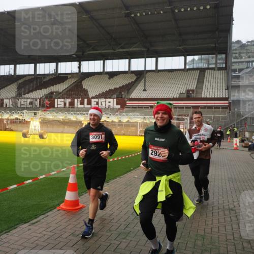 07.12.2025 - St. Pauli X-Mass-Run No. 15 Fabian Wolf http://msf.ph/oto/9393886 07.12.2025 10:21:30 Ziel 149, 270, 1326, 2173, 2927, 2997, 3062, 3091, 3384, 3540, 3541, 3848, 3849, 3988, 4117, 4158, 4169, 4170 meine-sportfotos.de