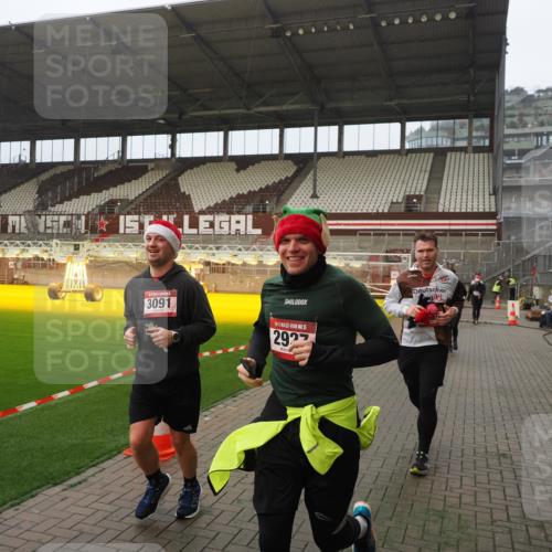 07.12.2025 - St. Pauli X-Mass-Run No. 15 Fabian Wolf http://msf.ph/oto/9393887 07.12.2025 10:21:30 Ziel 149, 270, 1326, 2173, 2927, 2997, 3062, 3091, 3384, 3540, 3541, 3848, 3849, 3988, 4117, 4158, 4169, 4170 meine-sportfotos.de