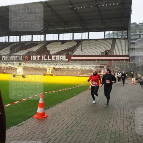 07.12.2025 - St. Pauli X-Mass-Run No. 15 Fabian Wolf http://msf.ph/oto/9393895 07.12.2025 10:21:31 Ziel 149, 270, 1326, 2173, 2927, 2997, 3062, 3091, 3384, 3540, 3541, 3848, 3849, 3988, 4117, 4158, 4169, 4170 meine-sportfotos.de