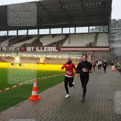 07.12.2025 - St. Pauli X-Mass-Run No. 15 Fabian Wolf http://msf.ph/oto/9393898 07.12.2025 10:21:32 Ziel 149, 270, 1326, 2927, 2997, 3062, 3091, 3384, 3540, 3541, 3848, 3849, 3988, 4117, 4158, 4169, 4170 meine-sportfotos.de