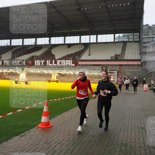 07.12.2025 - St. Pauli X-Mass-Run No. 15 Fabian Wolf http://msf.ph/oto/9393899 07.12.2025 10:21:32 Ziel 149, 270, 1326, 2927, 2997, 3062, 3091, 3384, 3540, 3541, 3848, 3849, 3988, 4117, 4158, 4169, 4170 meine-sportfotos.de
