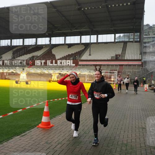07.12.2025 - St. Pauli X-Mass-Run No. 15 Fabian Wolf http://msf.ph/oto/9393900 07.12.2025 10:21:32 Ziel 149, 270, 1326, 2927, 2997, 3062, 3091, 3384, 3540, 3541, 3848, 3849, 3988, 4117, 4158, 4169, 4170 meine-sportfotos.de