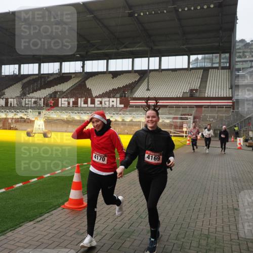 07.12.2025 - St. Pauli X-Mass-Run No. 15 Fabian Wolf http://msf.ph/oto/9393901 07.12.2025 10:21:33 Ziel 149, 270, 1326, 2927, 2997, 3062, 3091, 3384, 3540, 3541, 3848, 3988, 4117, 4158, 4169, 4170 meine-sportfotos.de