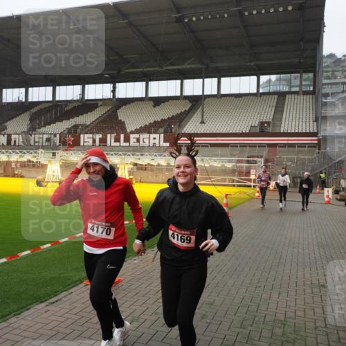 07.12.2025 - St. Pauli X-Mass-Run No. 15 Fabian Wolf http://msf.ph/oto/9393902 07.12.2025 10:21:33 Ziel 149, 270, 1326, 2927, 2997, 3062, 3091, 3384, 3540, 3541, 3848, 3988, 4117, 4158, 4169, 4170 meine-sportfotos.de
