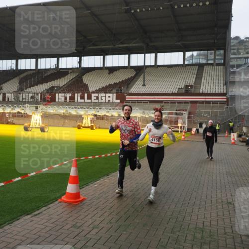 07.12.2025 - St. Pauli X-Mass-Run No. 15 Fabian Wolf http://msf.ph/oto/9393907 07.12.2025 10:21:36 Ziel 149, 270, 1326, 2927, 2997, 3062, 3091, 3384, 3540, 3541, 3988, 4158, 4169, 4170 meine-sportfotos.de