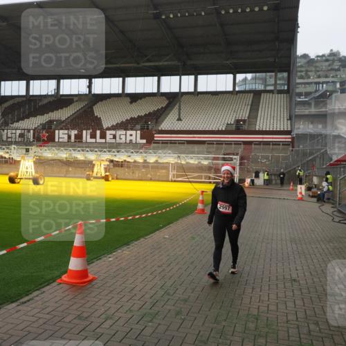 07.12.2025 - St. Pauli X-Mass-Run No. 15 Fabian Wolf http://msf.ph/oto/9393919 07.12.2025 10:21:41 Ziel 270, 2927, 2997, 3091, 3988, 4158, 4169, 4170 meine-sportfotos.de