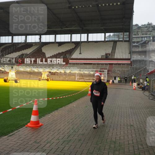 07.12.2025 - St. Pauli X-Mass-Run No. 15 Fabian Wolf http://msf.ph/oto/9393920 07.12.2025 10:21:41 Ziel 270, 2927, 2997, 3091, 3988, 4158, 4169, 4170 meine-sportfotos.de