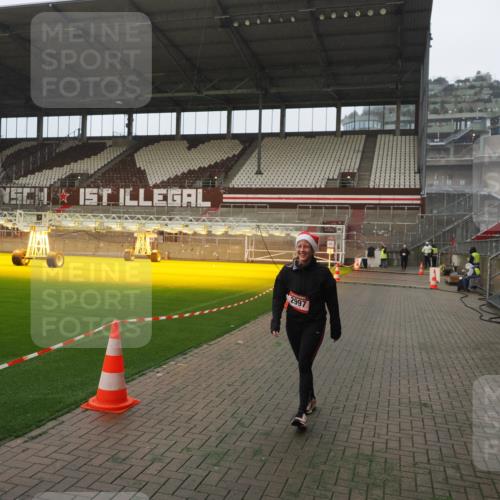 07.12.2025 - St. Pauli X-Mass-Run No. 15 Fabian Wolf http://msf.ph/oto/9393921 07.12.2025 10:21:41 Ziel 270, 2927, 2997, 3091, 3988, 4158, 4169, 4170 meine-sportfotos.de