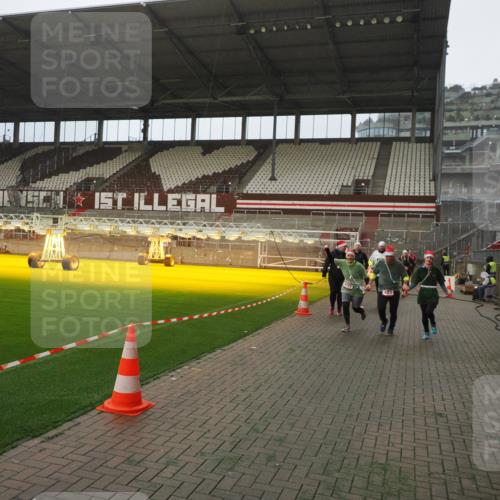 07.12.2025 - St. Pauli X-Mass-Run No. 15 Fabian Wolf http://msf.ph/oto/9393929 07.12.2025 10:21:58 Ziel 1488, 2944, 2945, 3999, 4000, 4321, 4322, 4323, 4415 meine-sportfotos.de