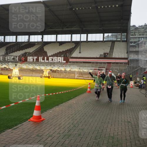 07.12.2025 - St. Pauli X-Mass-Run No. 15 Fabian Wolf http://msf.ph/oto/9393931 07.12.2025 10:21:58 Ziel 1488, 2944, 2945, 3999, 4000, 4321, 4322, 4323, 4415 meine-sportfotos.de