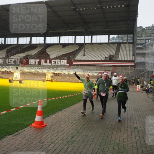 07.12.2025 - St. Pauli X-Mass-Run No. 15 Fabian Wolf http://msf.ph/oto/9393935 07.12.2025 10:21:59 Ziel 1488, 2944, 2945, 3999, 4000, 4321, 4322, 4323, 4415 meine-sportfotos.de