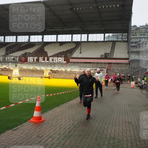 07.12.2025 - St. Pauli X-Mass-Run No. 15 Fabian Wolf http://msf.ph/oto/9393946 07.12.2025 10:22:01 Ziel 1488, 2944, 2945, 3999, 4000, 4321, 4322, 4323, 4415 meine-sportfotos.de