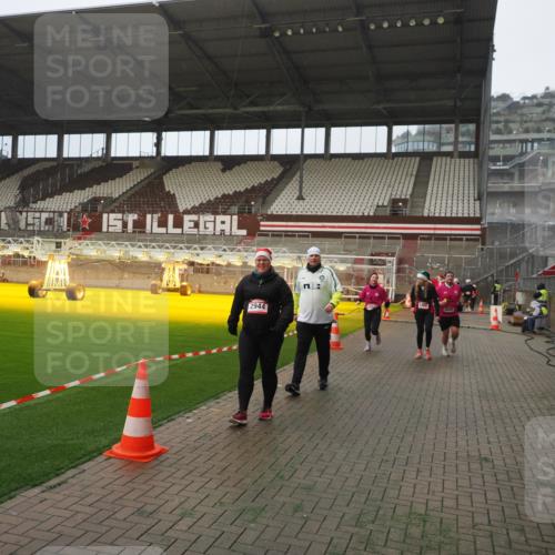 07.12.2025 - St. Pauli X-Mass-Run No. 15 Fabian Wolf http://msf.ph/oto/9393951 07.12.2025 10:22:03 Ziel 1371, 1488, 2944, 2945, 3999, 4000, 4321, 4322, 4323, 4415 meine-sportfotos.de
