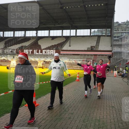 07.12.2025 - St. Pauli X-Mass-Run No. 15 Fabian Wolf http://msf.ph/oto/9393953 07.12.2025 10:22:05 Ziel 1371, 1488, 2819, 2944, 2945, 3431, 3736, 3999, 4000, 4321, 4322, 4323, 4415 meine-sportfotos.de