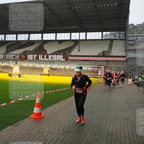 07.12.2025 - St. Pauli X-Mass-Run No. 15 Fabian Wolf http://msf.ph/oto/9393962 07.12.2025 10:22:07 Ziel 1371, 1488, 2817, 2818, 2819, 2945, 3431, 3736, 3999, 4000, 4321, 4322, 4323, 4415 meine-sportfotos.de