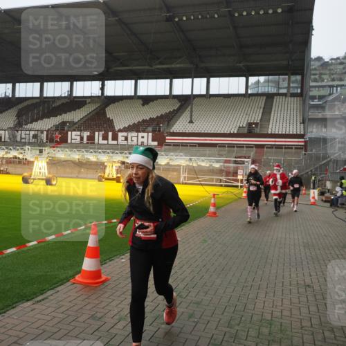 07.12.2025 - St. Pauli X-Mass-Run No. 15 Fabian Wolf http://msf.ph/oto/9393965 07.12.2025 10:22:08 Ziel 1371, 1488, 2817, 2818, 2819, 2945, 3431, 3736, 3999, 4000, 4321, 4322, 4323, 4415 meine-sportfotos.de