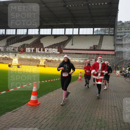 07.12.2025 - St. Pauli X-Mass-Run No. 15 Fabian Wolf http://msf.ph/oto/9393967 07.12.2025 10:22:11 Ziel 1371, 1488, 2817, 2818, 2819, 3431, 3736, 3999, 4000, 4321, 4322, 4323, 4415, 4774 meine-sportfotos.de