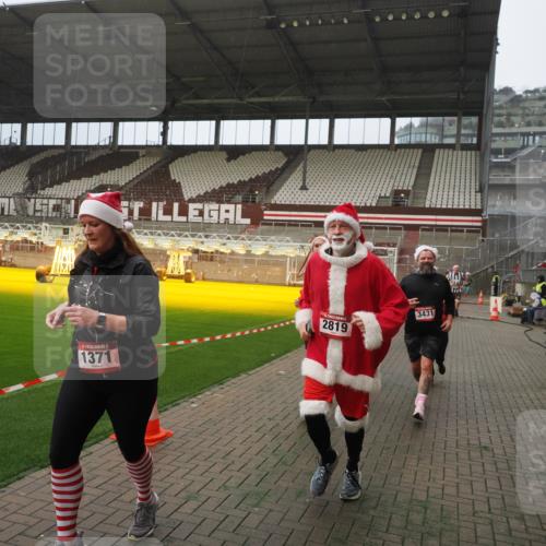 07.12.2025 - St. Pauli X-Mass-Run No. 15 Fabian Wolf http://msf.ph/oto/9393972 07.12.2025 10:22:12 Ziel 1371, 1488, 2817, 2818, 2819, 3431, 3736, 3999, 4000, 4321, 4322, 4323, 4415, 4774 meine-sportfotos.de