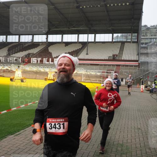 07.12.2025 - St. Pauli X-Mass-Run No. 15 Fabian Wolf http://msf.ph/oto/9393980 07.12.2025 10:22:13 Ziel 1371, 1488, 2817, 2818, 2819, 3431, 3736, 3999, 4000, 4415, 4774 meine-sportfotos.de