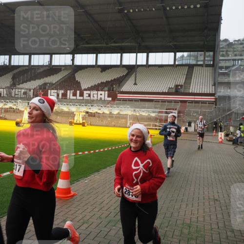 07.12.2025 - St. Pauli X-Mass-Run No. 15 Fabian Wolf http://msf.ph/oto/9393982 07.12.2025 10:22:14 Ziel 1371, 1488, 2817, 2818, 2819, 3431, 3736, 3999, 4000, 4415, 4774 meine-sportfotos.de