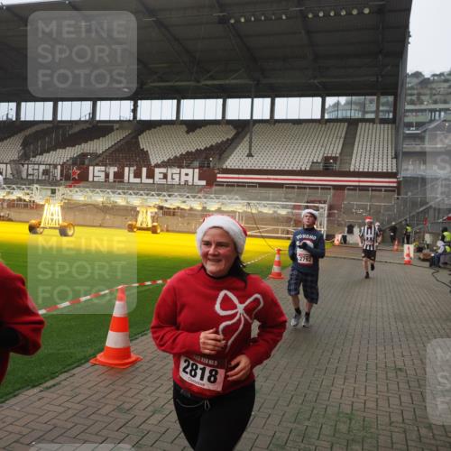 07.12.2025 - St. Pauli X-Mass-Run No. 15 Fabian Wolf http://msf.ph/oto/9393983 07.12.2025 10:22:14 Ziel 1371, 1488, 2817, 2818, 2819, 3431, 3736, 3999, 4000, 4415, 4774 meine-sportfotos.de