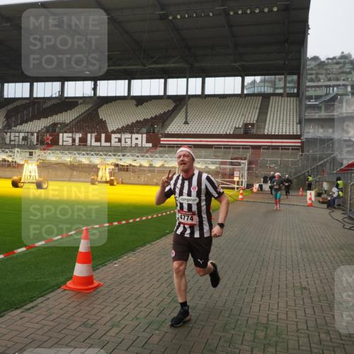 07.12.2025 - St. Pauli X-Mass-Run No. 15 Fabian Wolf http://msf.ph/oto/9393990 07.12.2025 10:22:18 Ziel 1371, 2184, 2817, 2818, 2819, 3431, 3736, 4771, 4774, 4781 meine-sportfotos.de