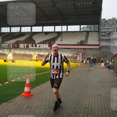 07.12.2025 - St. Pauli X-Mass-Run No. 15 Fabian Wolf http://msf.ph/oto/9393991 07.12.2025 10:22:18 Ziel 1371, 2184, 2817, 2818, 2819, 3431, 3736, 4771, 4774, 4781 meine-sportfotos.de