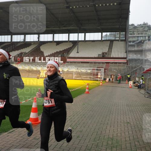 07.12.2025 - St. Pauli X-Mass-Run No. 15 Fabian Wolf http://msf.ph/oto/9394004 07.12.2025 10:22:25 Ziel 2184, 2817, 2818, 3431, 4771, 4774, 4781 meine-sportfotos.de