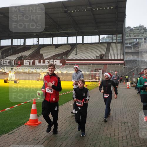 07.12.2025 - St. Pauli X-Mass-Run No. 15 Fabian Wolf http://msf.ph/oto/9394043 07.12.2025 10:22:47 Ziel 715, 739, 794, 3780, 4287, 4407, 4411, 4419, 4509, 4539 meine-sportfotos.de