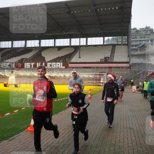 07.12.2025 - St. Pauli X-Mass-Run No. 15 Fabian Wolf http://msf.ph/oto/9394044 07.12.2025 10:22:47 Ziel 715, 739, 794, 3780, 4287, 4407, 4411, 4419, 4509, 4539 meine-sportfotos.de