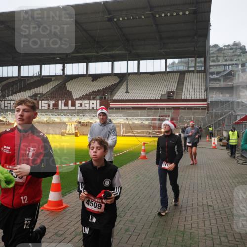 07.12.2025 - St. Pauli X-Mass-Run No. 15 Fabian Wolf http://msf.ph/oto/9394046 07.12.2025 10:22:48 Ziel 794, 3780, 4287, 4407, 4411, 4419, 4509, 4539 meine-sportfotos.de