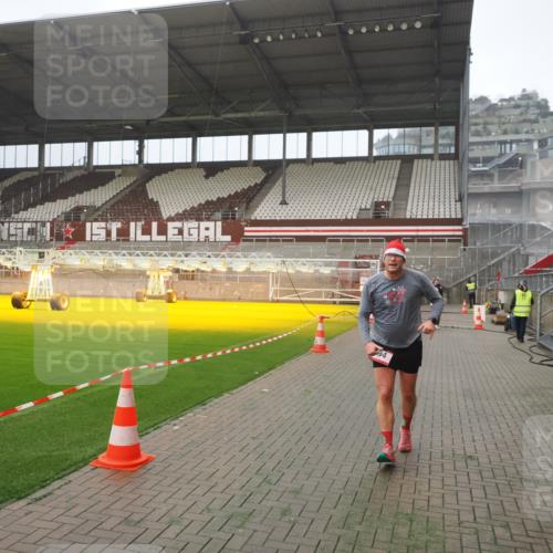 07.12.2025 - St. Pauli X-Mass-Run No. 15 Fabian Wolf http://msf.ph/oto/9394057 07.12.2025 10:22:51 Ziel 794, 2638, 3780, 4287, 4407, 4411, 4419, 4509, 4539 meine-sportfotos.de