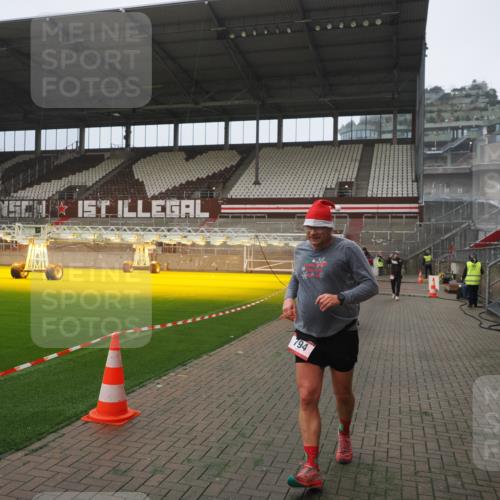 07.12.2025 - St. Pauli X-Mass-Run No. 15 Fabian Wolf http://msf.ph/oto/9394061 07.12.2025 10:22:52 Ziel 794, 2638, 3780, 4287, 4407, 4411, 4419, 4509, 4539 meine-sportfotos.de