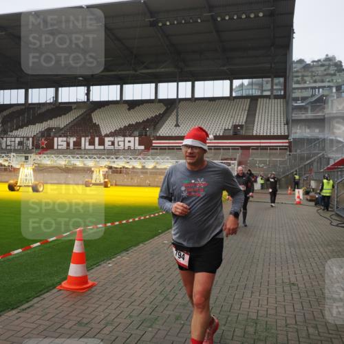 07.12.2025 - St. Pauli X-Mass-Run No. 15 Fabian Wolf http://msf.ph/oto/9394063 07.12.2025 10:22:52 Ziel 794, 2638, 3780, 4287, 4407, 4411, 4419, 4509, 4539 meine-sportfotos.de