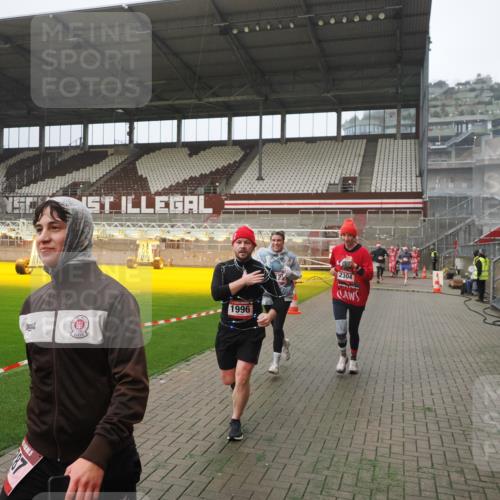 07.12.2025 - St. Pauli X-Mass-Run No. 15 Fabian Wolf http://msf.ph/oto/9394094 07.12.2025 10:23:05 Ziel 1996, 2123, 2304, 2638, 3078, 3079 meine-sportfotos.de
