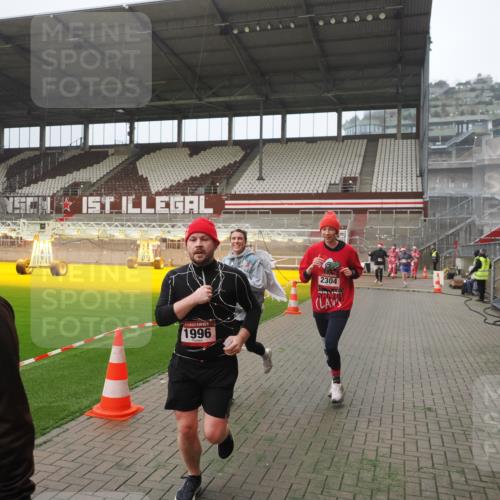 07.12.2025 - St. Pauli X-Mass-Run No. 15 Fabian Wolf http://msf.ph/oto/9394096 07.12.2025 10:23:05 Ziel 1996, 2123, 2304, 2638, 3078, 3079 meine-sportfotos.de