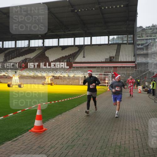 07.12.2025 - St. Pauli X-Mass-Run No. 15 Fabian Wolf http://msf.ph/oto/9394104 07.12.2025 10:23:10 Ziel 1996, 2123, 2304, 2508, 2511, 2638, 3052, 3078, 3079 meine-sportfotos.de