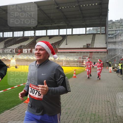 07.12.2025 - St. Pauli X-Mass-Run No. 15 Fabian Wolf http://msf.ph/oto/9394112 07.12.2025 10:23:11 Ziel 1996, 2123, 2304, 2508, 2511, 2638, 3052, 3078, 3079 meine-sportfotos.de