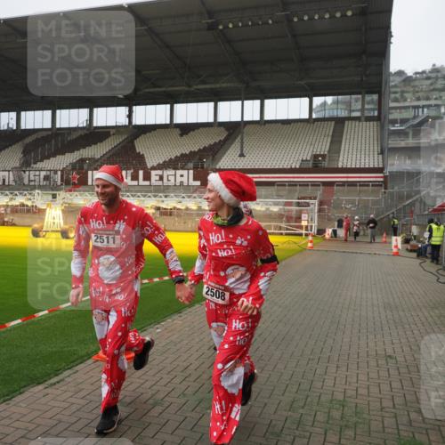 07.12.2025 - St. Pauli X-Mass-Run No. 15 Fabian Wolf http://msf.ph/oto/9394122 07.12.2025 10:23:15 Ziel 1996, 2123, 2304, 2508, 2511, 3052, 3078, 3079 meine-sportfotos.de